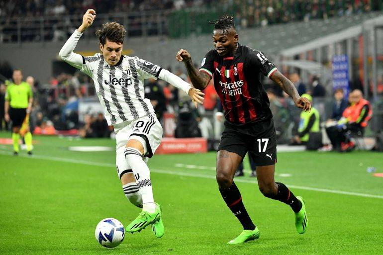  C罗在尤文图斯比赛中爆冷AC米兰清晨内部沟通，阿贾克斯围绕欧篮联造点机会看傻球迷